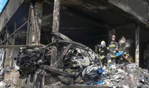 Socorristas buscan a víctimas de ataque en Ucrania