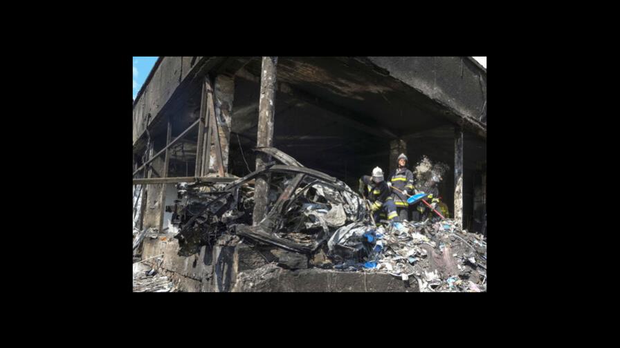 Socorristas buscan a víctimas de ataque en Ucrania Socorristas buscan a víctimas de ataque en Ucrania