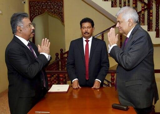 Primer ministro jura como presidente interino de Sri Lanka
