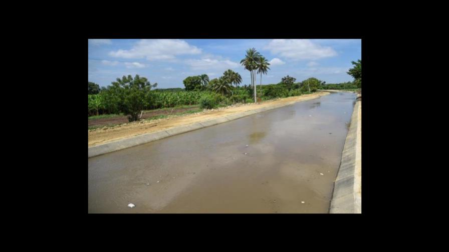 Mueren menor y un joven que intentó rescatarlo en canal de riego de Santiago