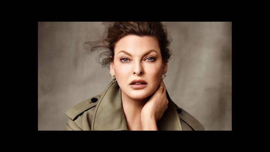 Tras su deformación corporal, Linda Evangelista posa para Fendi