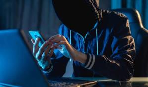 Policía apresa tres hombres acusados de estafar a ciudadanos por las redes sociales