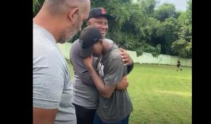 Con broma pesada Bombo recibe noticia sobre su firma en Houston