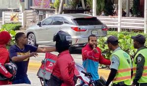 Delivery agrede agentes de la Digesett lo fiscalizaban por "irse en rojo"