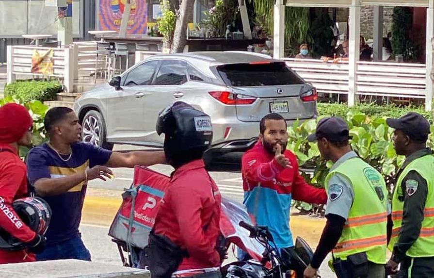 Delivery agrede agentes de la Digesett lo fiscalizaban por “irse en rojo”