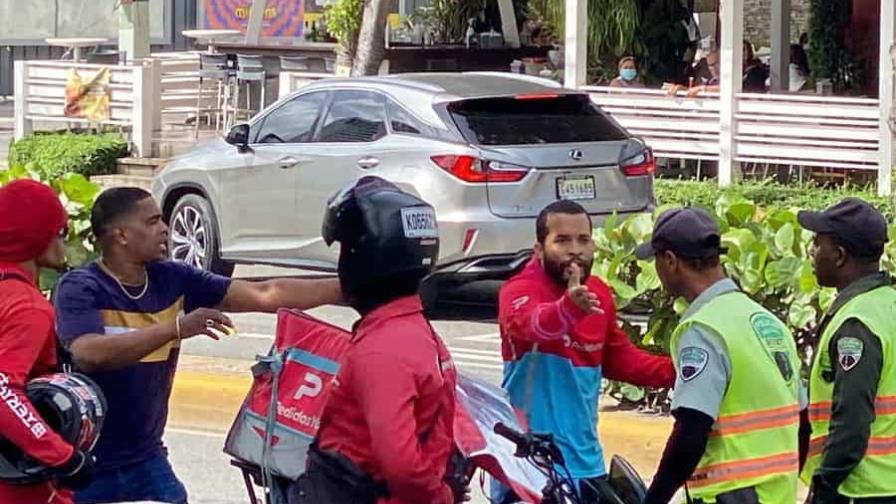 Delivery agrede agentes de la Digesett lo fiscalizaban por “irse en rojo” Delivery agrede agentes de la Digesett lo fiscalizaban por “irse en rojo”
