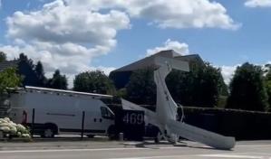 Avioneta se estrella de punta contra la calle y piloto se salva