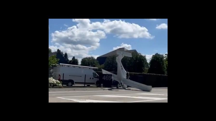 Avioneta se estrella de punta contra la calle y piloto se salva