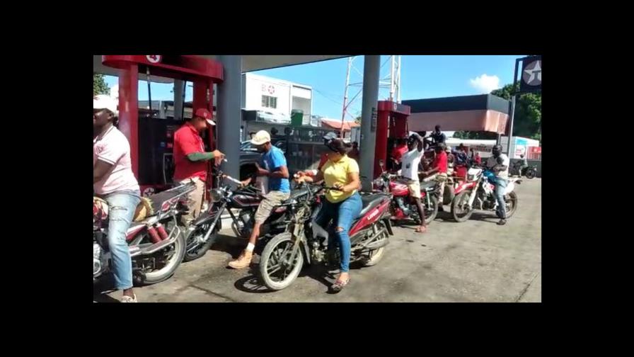 Haitianos cruzan frontera para abastecerse de combustibles en Dajabón