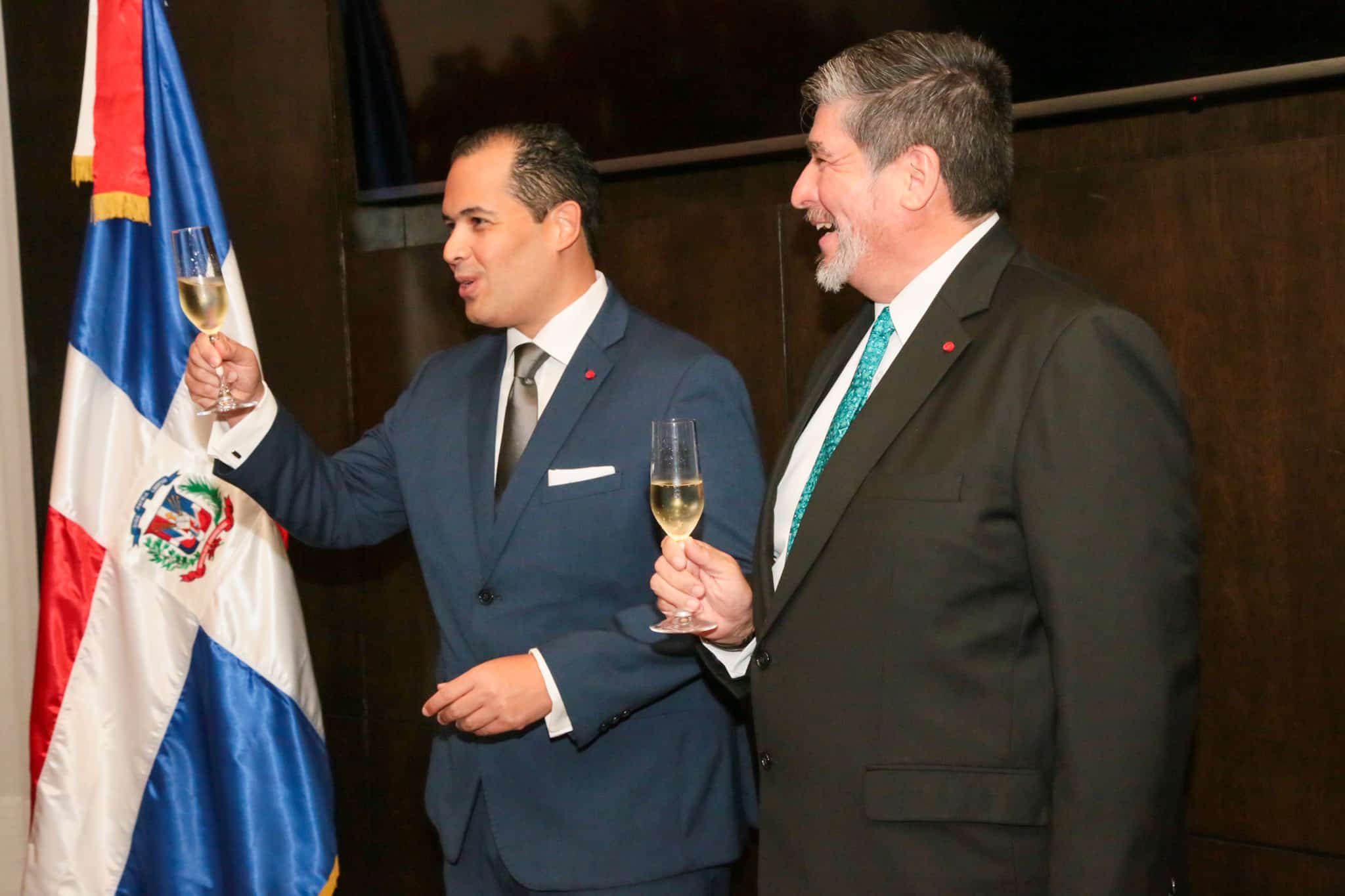 José Manuel Romero, decano del Cuerpo Consular en RD, y Carlos Peñafiel, Embajador de México, durante el brindis por su despedida.