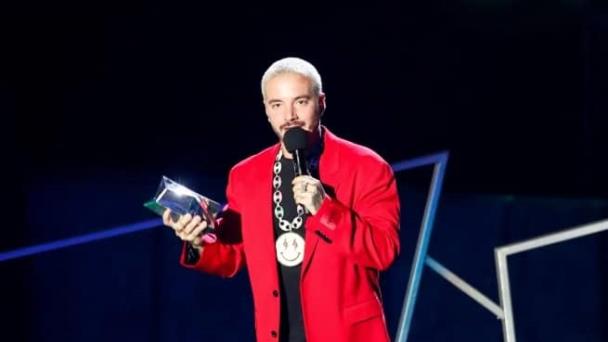 J Balvin actuará y recibirá un galardón en los Premios Juventud 2022