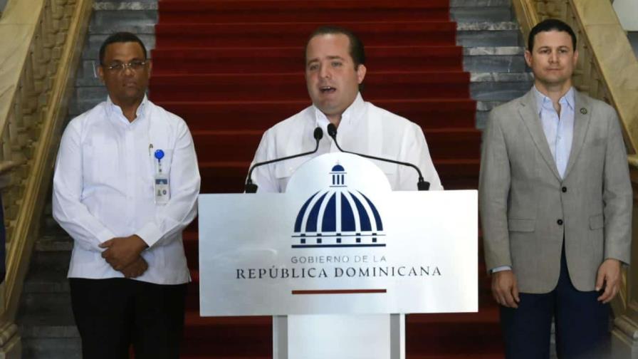 Paliza recibe títulos de propiedad de los terrenos del Palacio Nacional