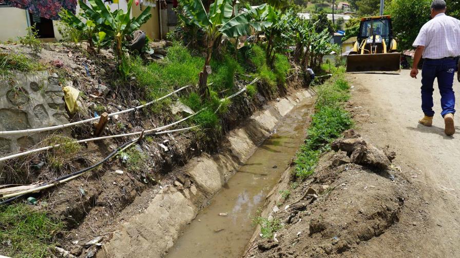 Indrhi trabaja en la rehabilitación del canal Pantuflas en Constanza