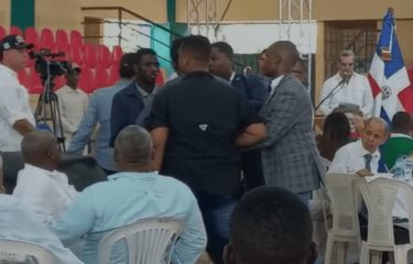 Joven intenta acercarse al presidente Abinader y seguridad lo bloquea
