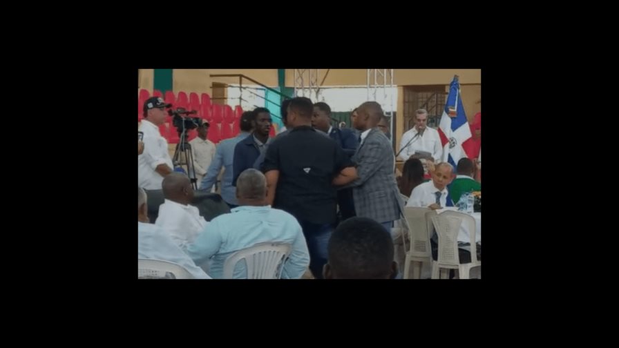 Joven intenta acercarse al presidente Abinader y seguridad lo bloquea