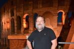 Russell Crowe posa delante de su antigua oficina: el Coliseo romano