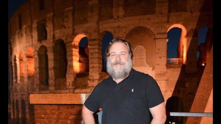 Russell Crowe posa delante de su antigua oficina: el Coliseo romano