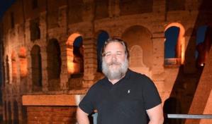 Russell Crowe posa delante de su antigua oficina: el Coliseo romano