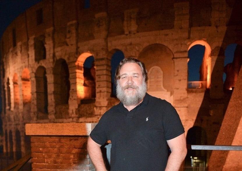 Russell Crowe posa delante de su antigua oficina: el Coliseo romano