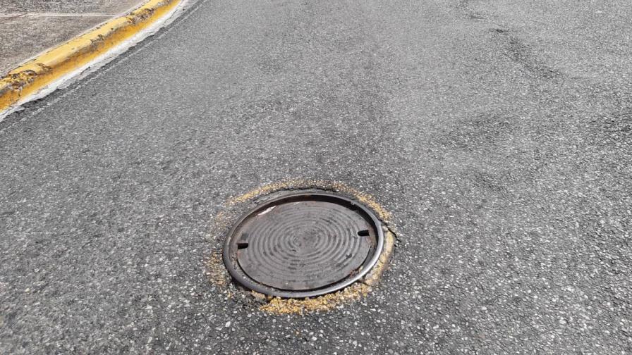 Reponen tapas de filtrantes que fueron robadas en la avenida 25 de Febrero Reponen tapas de filtrantes que fueron robadas en la avenida 25 de Febrero