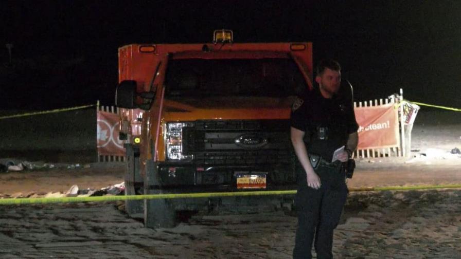 Un hombre que dormía en la playa de NY muere aplastado por un camión de limpieza