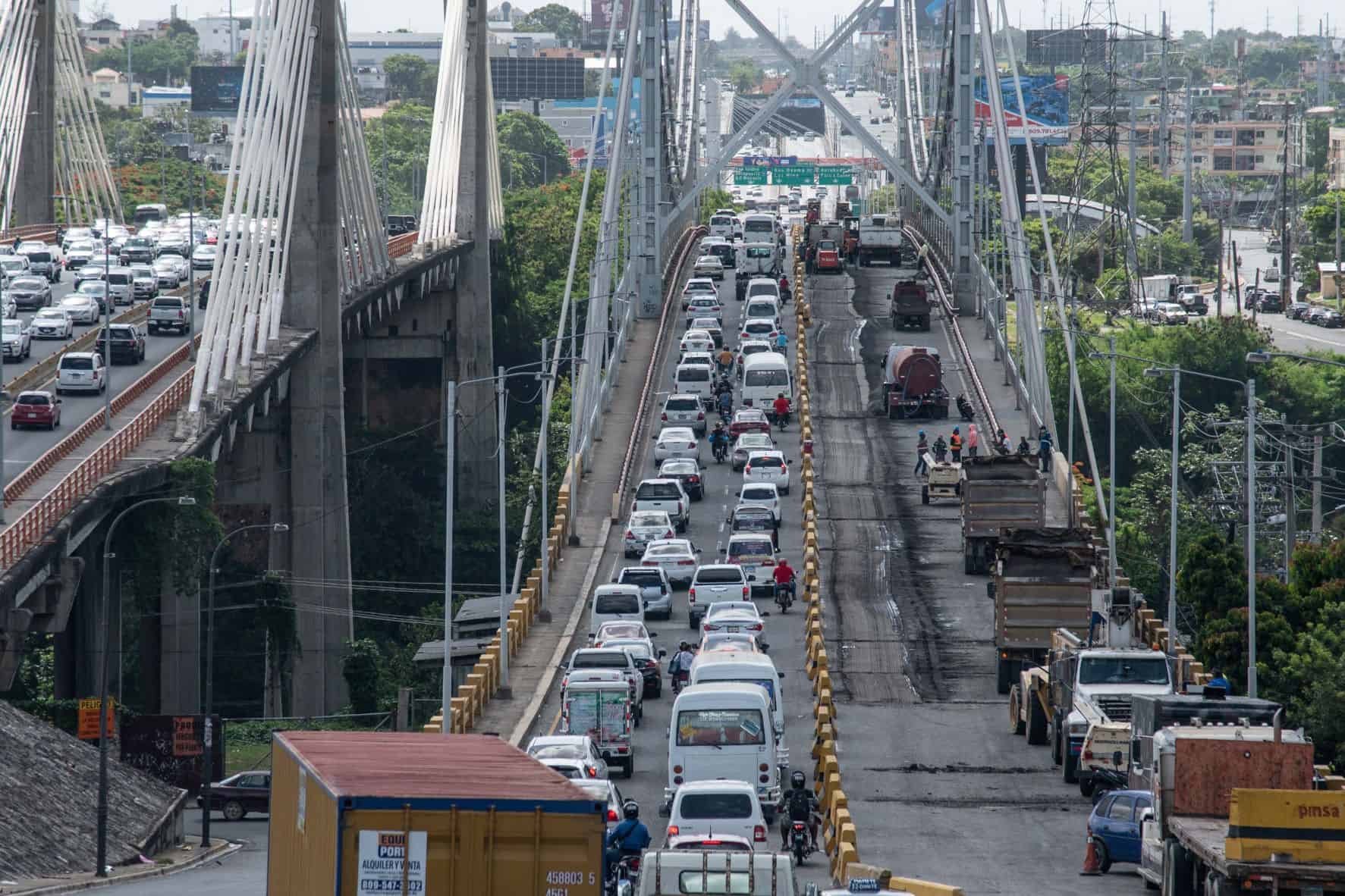 Dos carriles son utilizados para el transito vehicular por el puente Duarte.