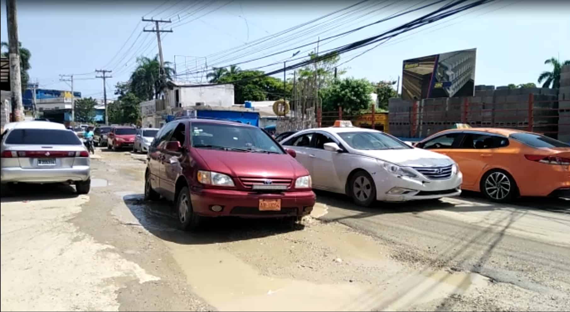 Las zanjas que se hizo para introducir las tuberías no se han asfaltado y la mayoría de los vehículos evitan pasar por ella para no hundirse, como ha ocurrido con algunos.