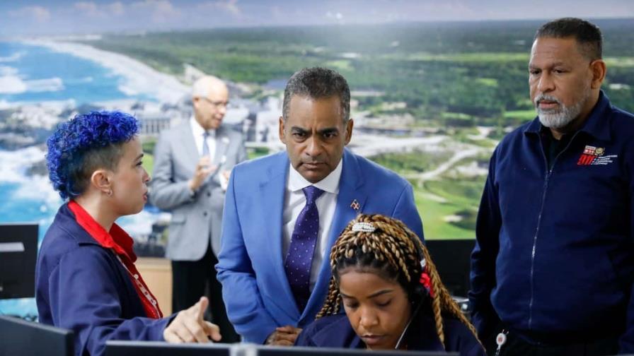 Ministro de la Presidencia, Joel Santos, visita instalaciones del sistema 9-1-1