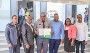 Alcald&iacute;a de SPM entrega 35 becas universitarias a miembros de la Polic&iacute;a