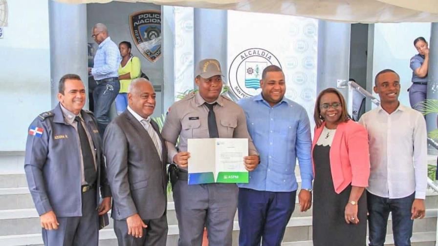 Alcaldía de SPM entrega 35 becas universitarias a miembros de la Policía