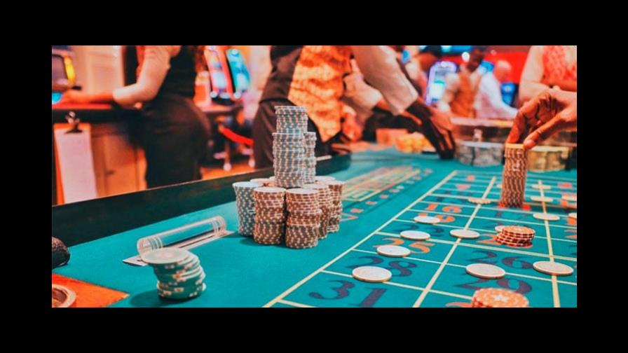 Madre deja a sus tres hijos en el auto para jugar al póker en casino de Florida Madre deja a sus tres hijos en el auto para jugar al póker en casino de Florida