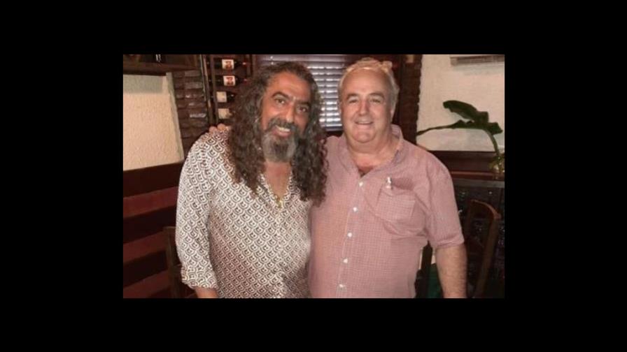 Diego El Cigala disfruta de un rico almuerzo en el restaurante América