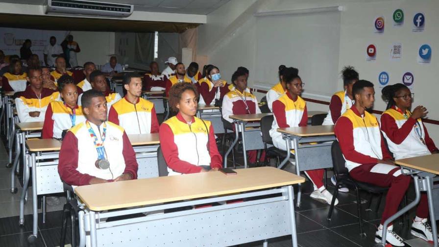 Universidad Evangélica reconoce atletas que participaron en Juegos Bolivarianos