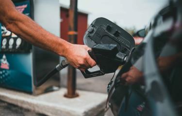 Disminuyen precios de la gasolina en EEUU