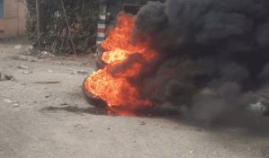Queman gomas en comunidad de La Vega en reclamo de reparación de una carretera