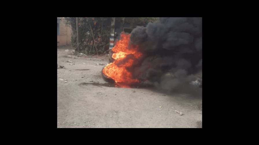 Queman gomas en comunidad de La Vega en reclamo de reparación de una carretera Queman gomas en comunidad de La Vega en reclamo de reparación de una carretera