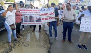 Protestan por construcción de aceras en San Felipe, Villa Mella