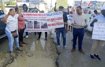 Protestan por construcción de aceras en San Felipe, Villa Mella