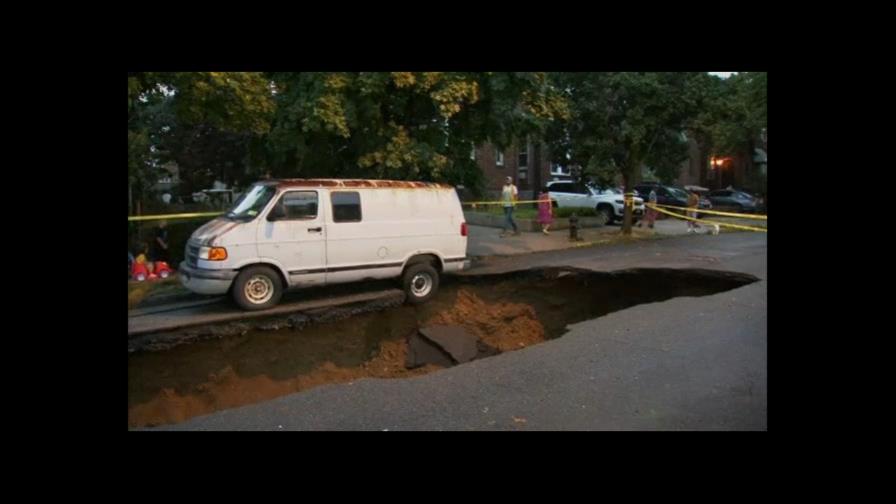 Socavón en vecindario de El Bronx se traga camioneta