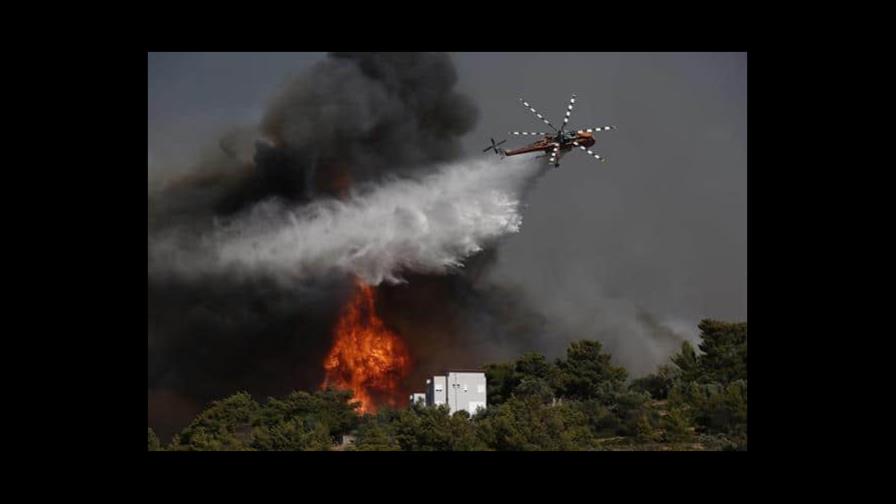Un nuevo gran incendio se declara cerca de Atenas y quema las primeras casas Un nuevo gran incendio se declara cerca de Atenas y quema las primeras casas
