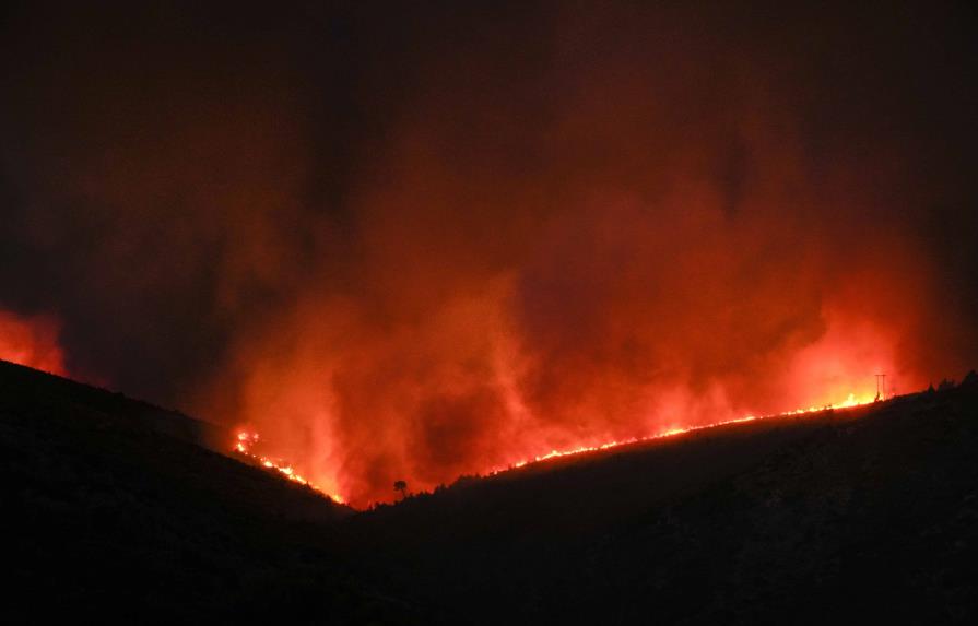 Evacúan a cientos de personas por incendio en suburbios de Atenas