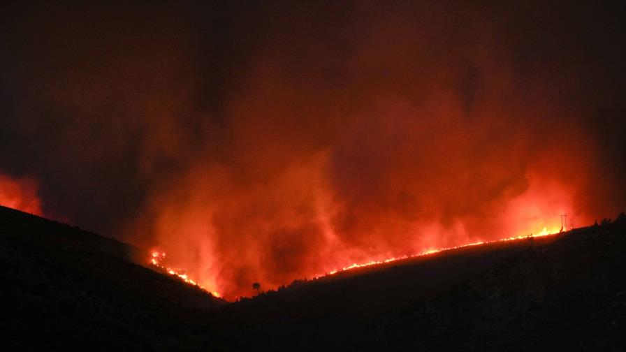 Evacúan a cientos de personas por incendio en suburbios de Atenas Evacúan a cientos de personas por incendio en suburbios de Atenas