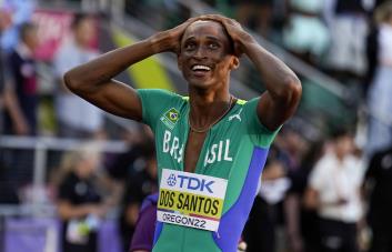 Dos Santos sorprende en 400 con vallas y da oro a Brasil