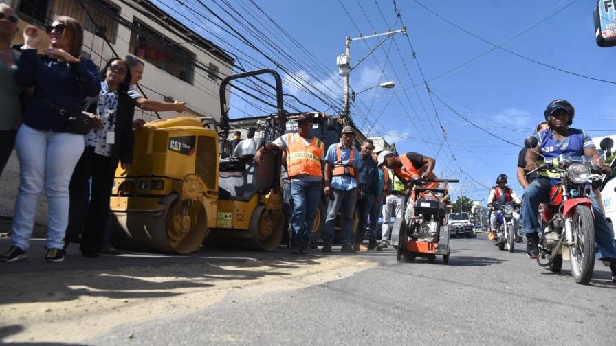 Asfaltan calles que habían sido afectadas durante la colocación de tuberías en Santiago Asfaltan calles que habían sido afectadas durante la colocación de tuberías en Santiago