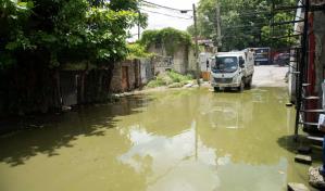 Charco obliga a familias a abandonar sus casas en Sabana Perdida