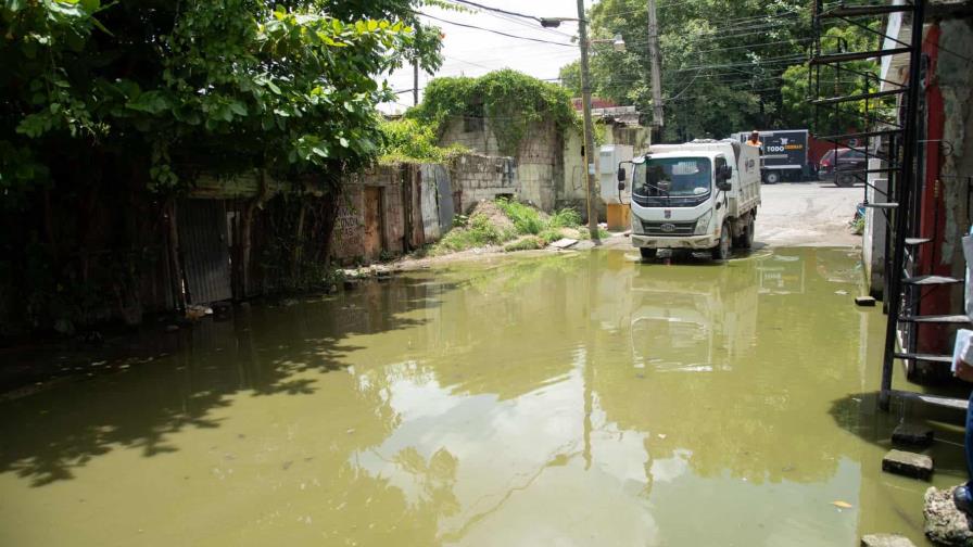 Charco obliga a familias a abandonar sus casas en Sabana Perdida