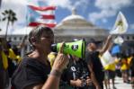 Miles de puertorriqueños protestan contra alzas en factura de luz y apagones Miles de puertorriqueños protestan contra alzas en factura de luz y apagones