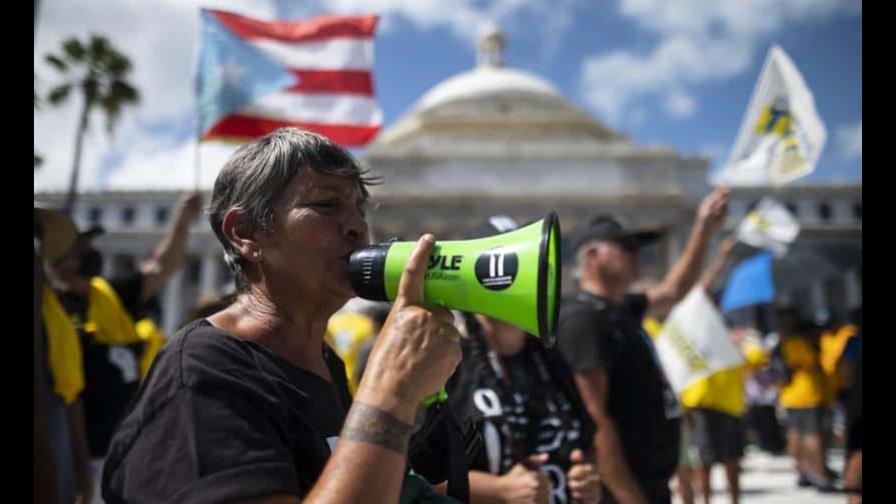 Miles de puertorriqueños protestan contra alzas en factura de luz y apagones