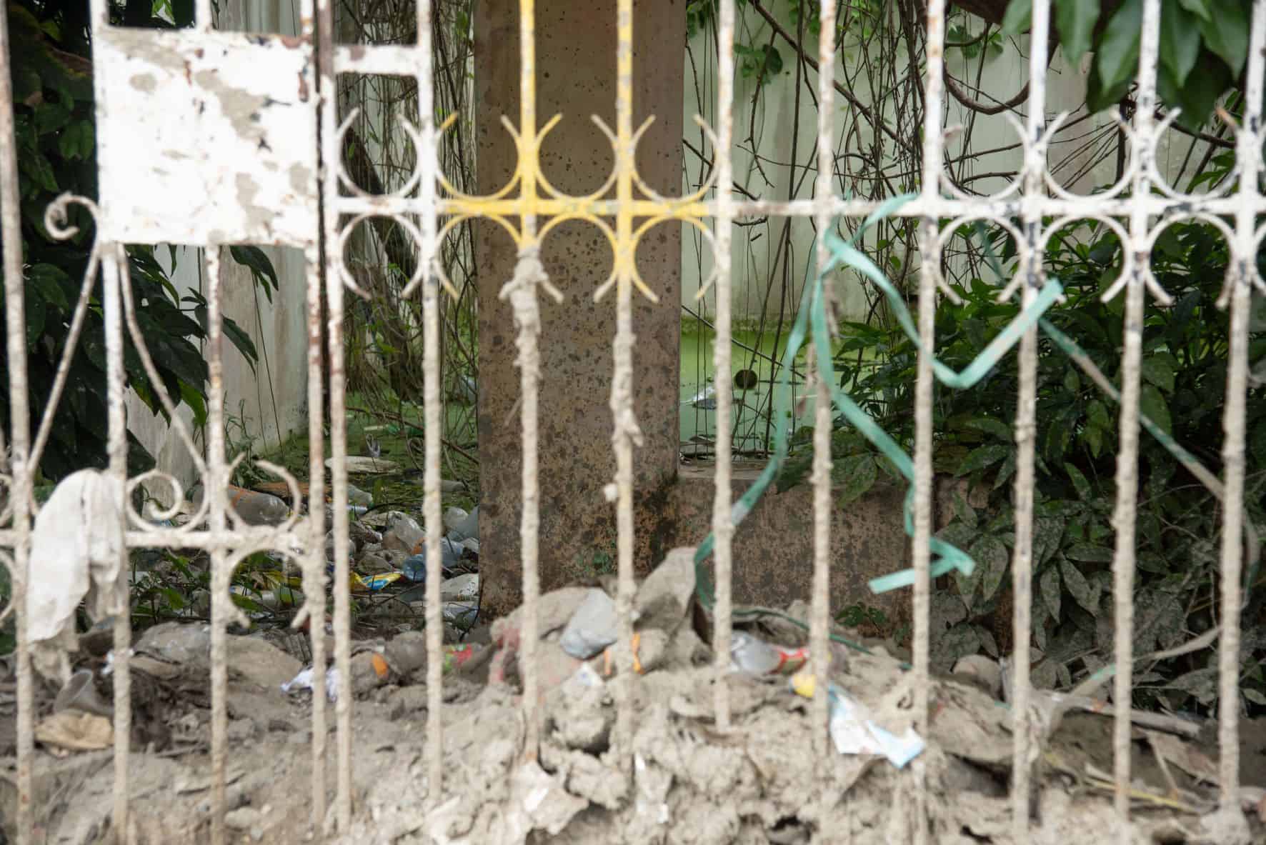 Esta casa tuvo que ser abanadonada porque además de que se hunde, el agua la ocupó casi en su totalidad.