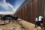 EEUU y México buscan frenar el alza de migrantes muertos por saltar el muro